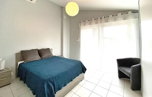 5 bedrooms, travel crib, free WiFi, bed sheets