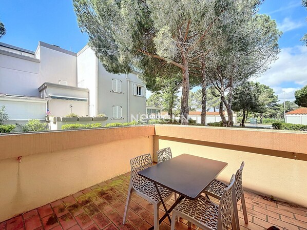 Outdoor dining - Cozy Apartment for 4 with Terrace, Garage, and 250m from the Beach in Argelès-sur-Mer (Argelès-sur-Mer)