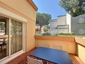 Outdoor dining - Cozy Apartment for 4 with Terrace, Garage, and 250m from the Beach in Argelès-sur-Mer (Argelès-sur-Mer)