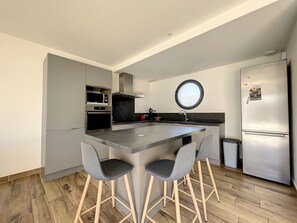 Kjøleskap, mikrobølgeovn, ovn og kokeplater