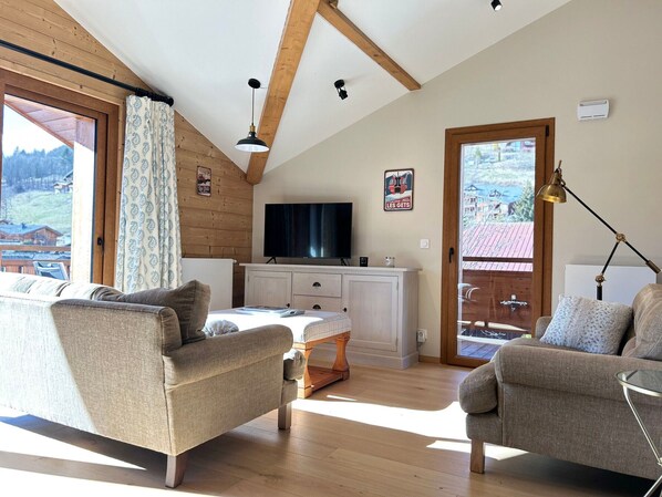 TV - Luxury Apartment with Stunning Views, 2 Balconies, Near Center, Wi-Fi, and Included Amenities (Les Gets)