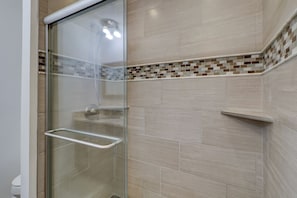 Shower, hair dryer, towels - 833 Ocean Cove - Luxury home Free Tennis/Pickleball daily (Hilton Head Island)