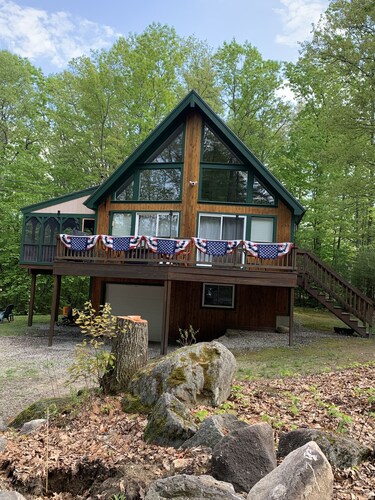 Modern cabin with Central AC in Moultonborough, access to Lake Winnipesaukee. 