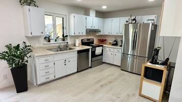Refrigerador, microondas, horno, placa de cocina