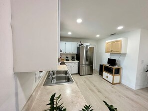 Kühlschrank, Mikrowelle, Ofen, Herdplatte