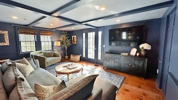 Smart TV, fireplace, books, stereo
