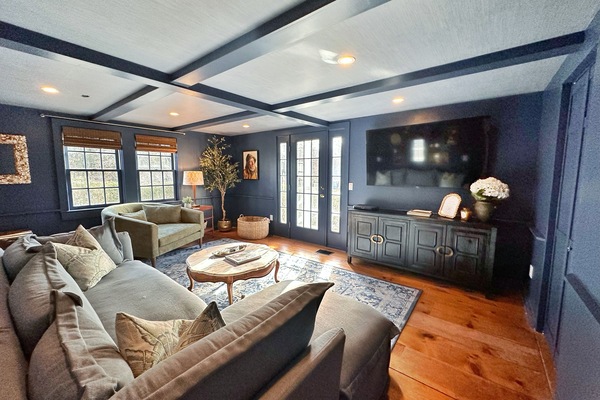 TV connectée, cheminée, livres, chaßne hi-fi