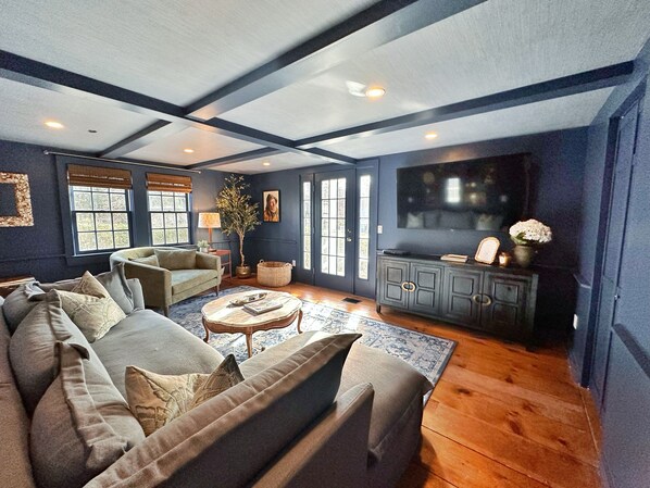 Smart TV, fireplace, books, stereo - HISTORIC LUXURY! PET OK! 1 mile to beach! Patio-firepit-2KingSuites (Brewster)