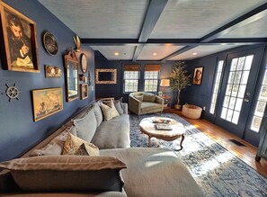 Smart TV, fireplace, books, stereo - HISTORIC LUXURY! PET OK! 1 mile to beach! Patio-firepit-2KingSuites (Brewster)