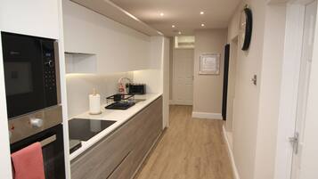 Coffee/tea maker, fridge, microwave, oven