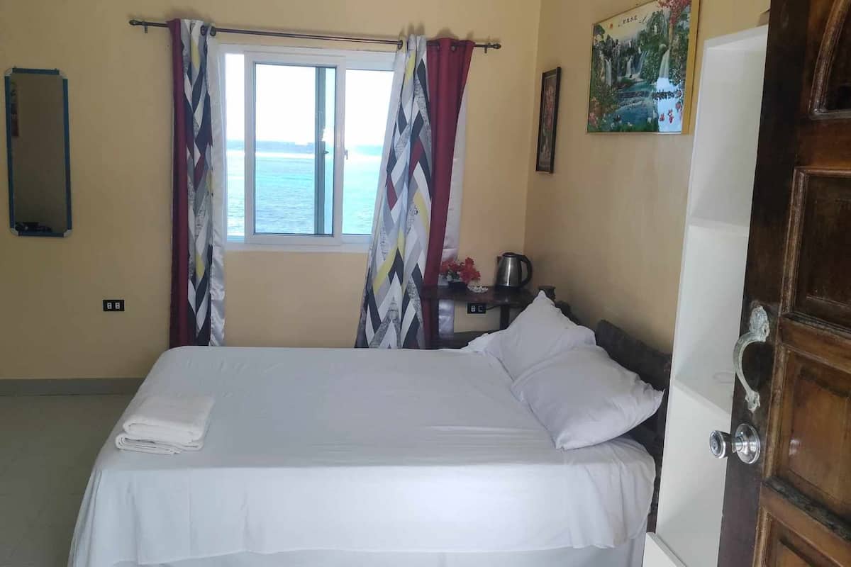 Deluxe kamer, uitzicht op strand | 1 slaapkamer, hypoallergeen beddengoed, gratis wifi, beddengoed