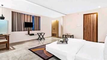 Deluxe Room | Iron/ironing board, free WiFi