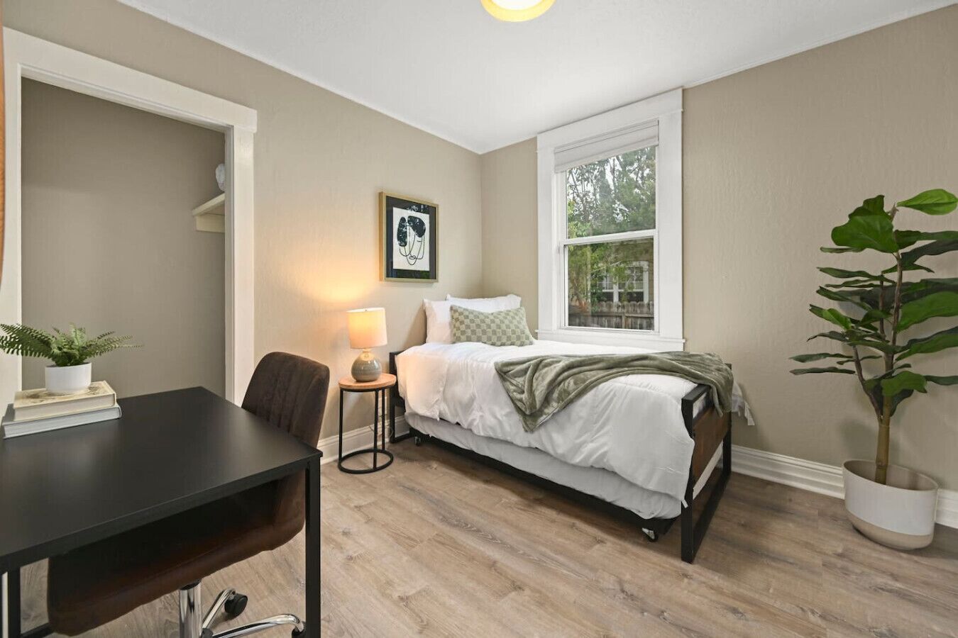 2 bedrooms, desk, iron/ironing board, travel crib