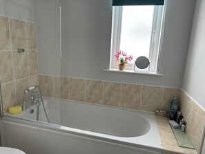 Maison | Salle de bain | Ensemble douche/baignoire, baignoire relaxante profonde, sèche-cheveux