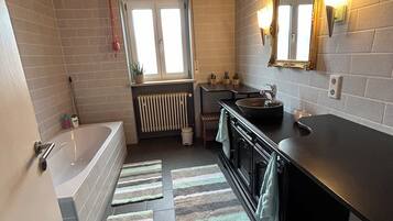 Een haardroger, handdoeken, zeep, shampoo