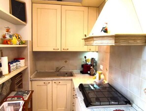 Basic Apartment, City View | Private kitchen | Full-size fridge, microwave, stovetop, cookware/dishes/utensils - Casa Oltremare (Imperia)