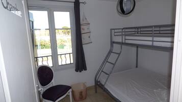 2 chambres, fer et planche à repasser, lit parapluie