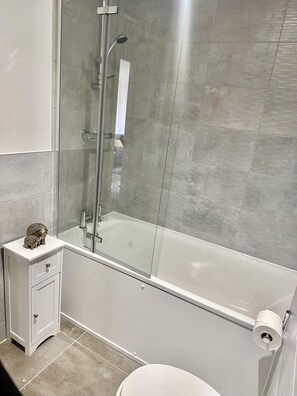 Appartement | Salle de bain | Ensemble douche/baignoire, baignoire relaxante profonde, sèche-cheveux