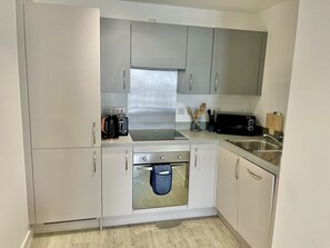 Apartamento | Cozinha privada | Geladeira, micro-ondas, fogão, cooktop