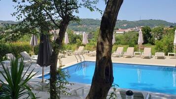 Kolam renang terbuka bermusim