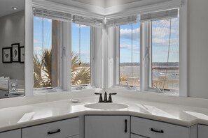 Douche, séchoir à cheveux, serviettes fournies, papier de toilette