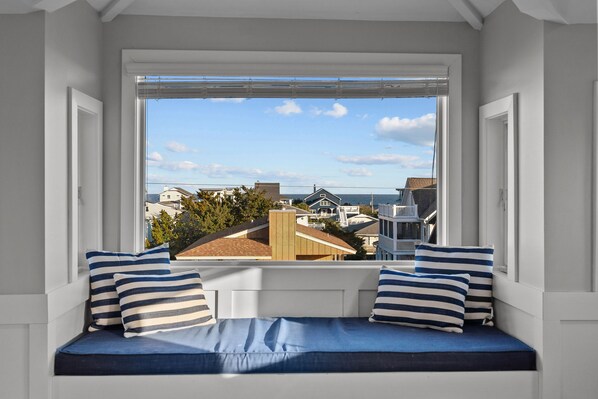 6 chambres, fer et planche à repasser, lit de bébé portatif