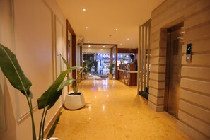 Lobby - The Grand Uddhav Hotel (Udaipur)