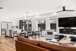 Maison mitoyenne, 5 chambres | Coin séjour | TV connectée