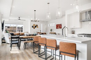 タウンホーム 5 ベッドルーム | 専用キッチン | 冷蔵庫、オーブン、コーヒー / ティーメーカー、トースター