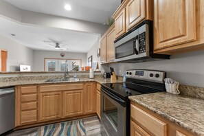 Condo, 2 phòng ngủ | Bếp riêng | Tủ lạnh, lò nướng, dụng cụ pha cà phê/trà, lò nướng bánh mì