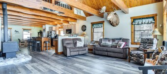 Lakefront New Hampshire Hideaway w/ Deck & Views