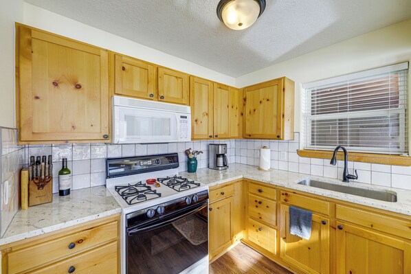 House (3 Bedrooms) | Interior - Mountain Home w/ Deck: 1 Mi to Angel Fire Resort! (Angel Fire)