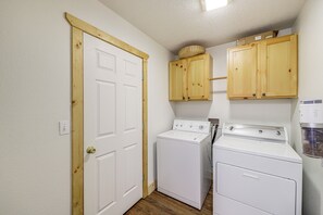 Interior - Mountain Home w/ Deck: 1 Mi to Angel Fire Resort! (Angel Fire)