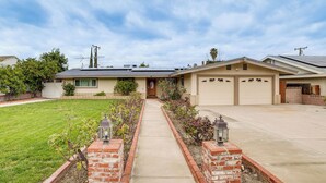 A single-story house with a front yard, a garage, and a driveway. - Family-friendly Loma Linda Retreat: Walk to LLU (Loma Linda)