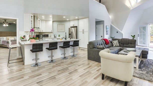Un espacio habitable amplio con cocina, comedor y zona de estar con sofá y sillas.