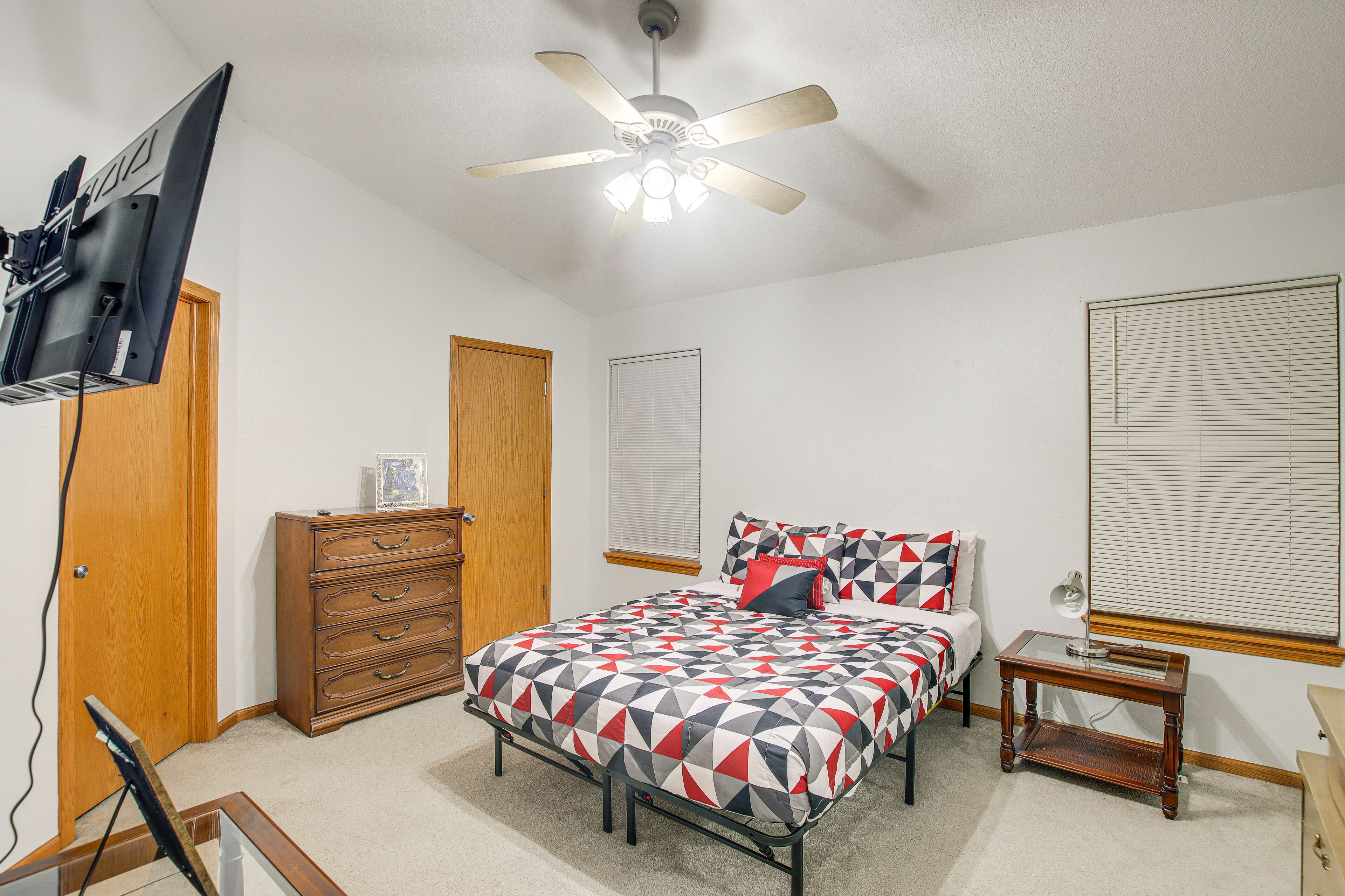 3 bedrooms, laptop workspace, iron/ironing board, bed sheets