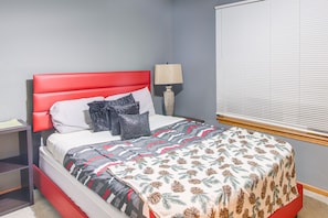 Room - North Liberty Home ~ 11 Mi to University of Iowa! (North Liberty)