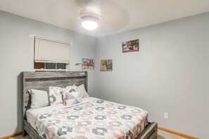 3 bedrooms, laptop workspace, iron/ironing board, bed sheets - North Liberty Home ~ 11 Mi to University of Iowa! (North Liberty)