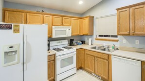 Private kitchen - North Liberty Home ~ 11 Mi to University of Iowa! (North Liberty)