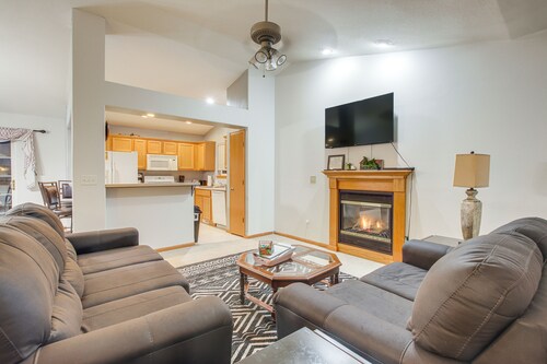 North Liberty Home ~ 11 Mi to University of Iowa!