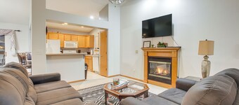 North Liberty Home ~ 11 Mi to University of Iowa!