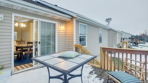 Outdoor dining - North Liberty Home ~ 11 Mi to University of Iowa! (North Liberty)