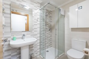 Shower, hair dryer, bidet, towels