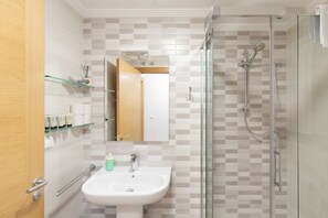 Shower, hair dryer, bidet, towels