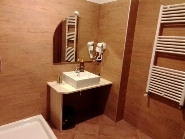 Comfort Double or Twin Room, Lake View | Bathroom