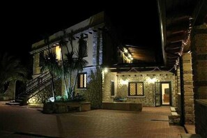 Fassade der Unterkunft – Abend/Nacht
