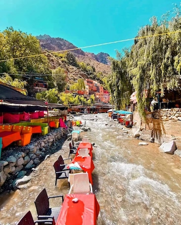 Outdoor dining. Appartement Ourika Oulamas vu Montagne D'atlas