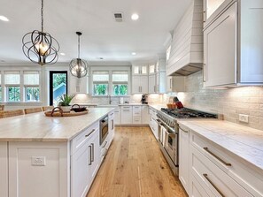 冰箱、微波炉、烤箱、炉灶