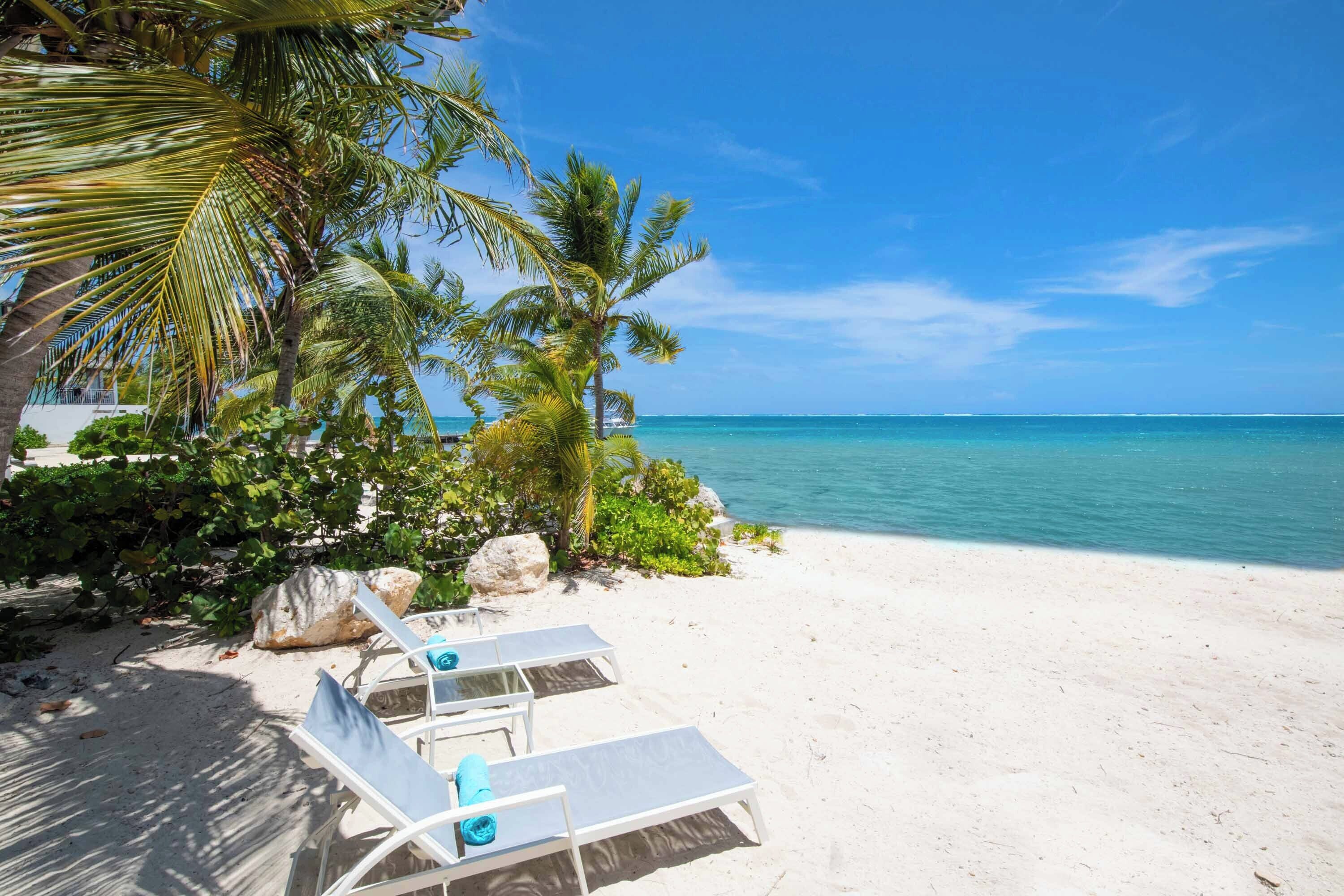 Accommodatie ligt op het strand, ligstoelen, strandlakens