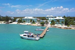 Marina - Blue Moon: Upgraded Cottage w/Sandy Beach + Backyard Snorkeling Next to Ocean Frontiers (Gun Bay)